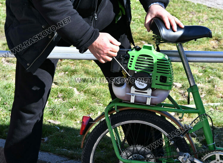 Хасковлия модифицира велосипеда си с мотор на руска косачка