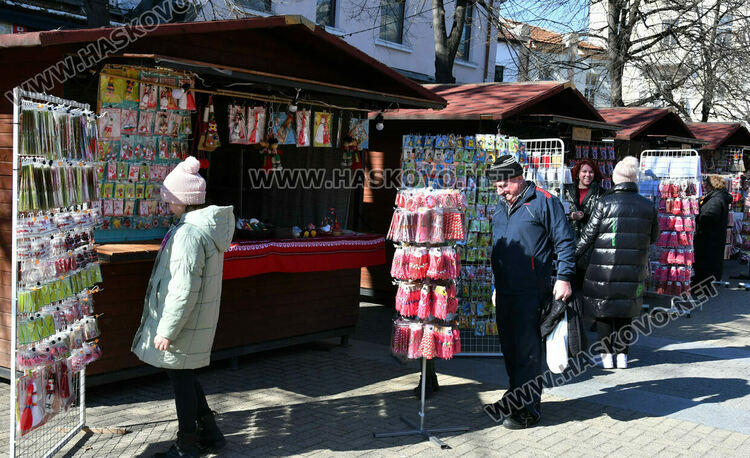 “Заключване на любовта” хит на базара за сувенири и мартеници в Хасково
