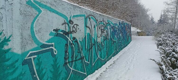 Вандали оставиха подписите си върху стенопис в центъра на Смолян 