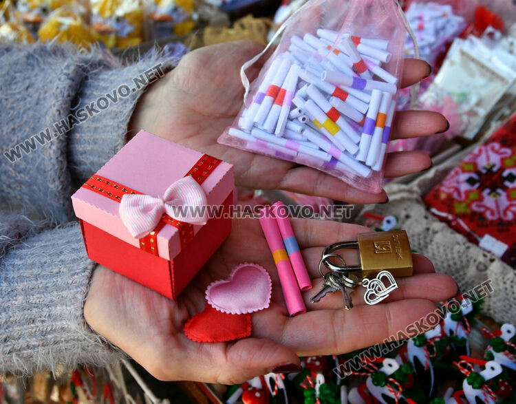 “Заключване на любовта” хит на базара за сувенири и мартеници в Хасково