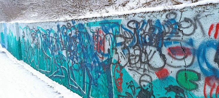 Вандали оставиха подписите си върху стенопис в центъра на Смолян 