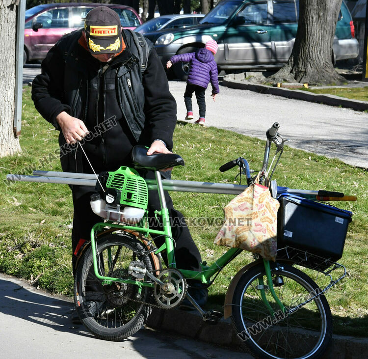 Хасковлия модифицира велосипеда си с мотор на руска косачка