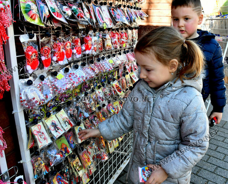 “Заключване на любовта” хит на базара за сувенири и мартеници в Хасково