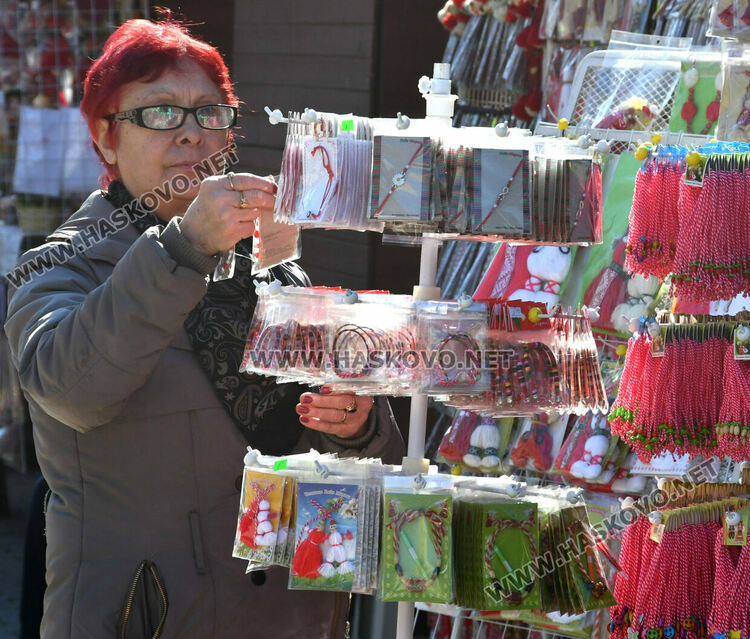 “Заключване на любовта” хит на базара за сувенири и мартеници в Хасково