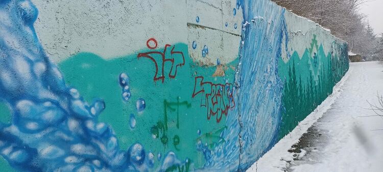 Вандали оставиха подписите си върху стенопис в центъра на Смолян 