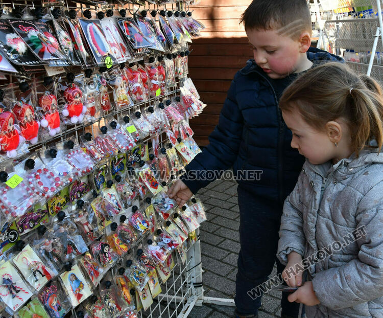 “Заключване на любовта” хит на базара за сувенири и мартеници в Хасково
