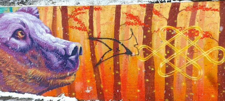 Вандали оставиха подписите си върху стенопис в центъра на Смолян 