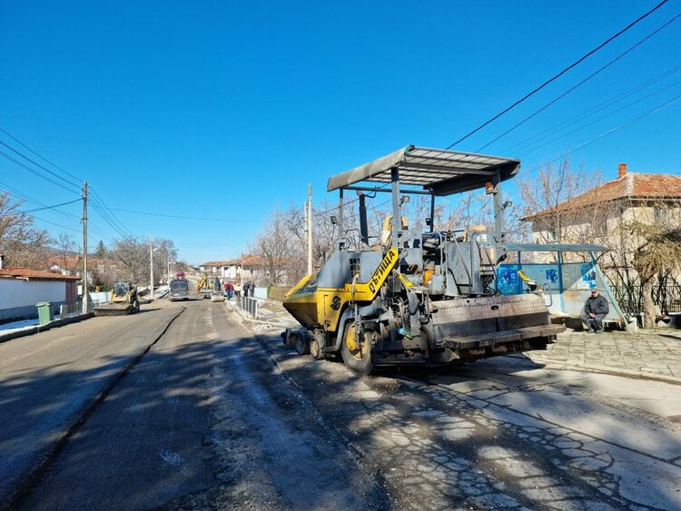 Продължава асфалтирането по пътя Асеновград - Кърджали (снимки)