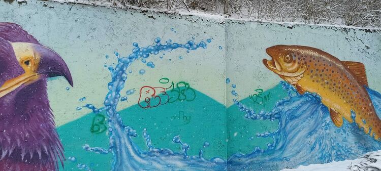 Вандали оставиха подписите си върху стенопис в центъра на Смолян 