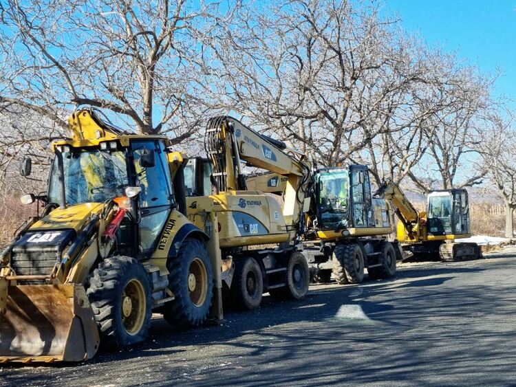 Продължава асфалтирането по пътя Асеновград - Кърджали (снимки)