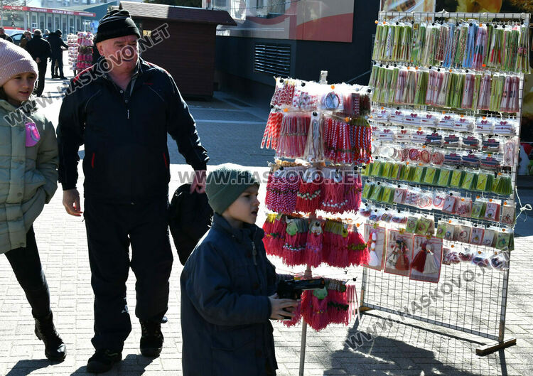 “Заключване на любовта” хит на базара за сувенири и мартеници в Хасково