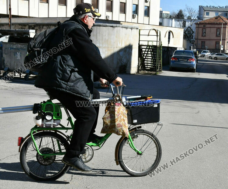 Хасковлия модифицира велосипеда си с мотор на руска косачка