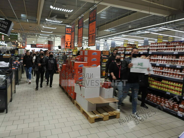 В Хасково отчитат 70% спад на клиентите на хипермаркетите след въвеждането на зелените сертификати, а в Кърджали строят молове