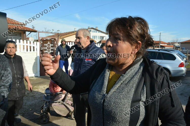 Десетки скочиха в защита на мъж, убил куче след като му удуши кокошката