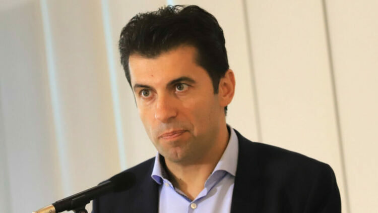 Петков изброява въпроси и имена на брифинг, призовкар влиза в МС