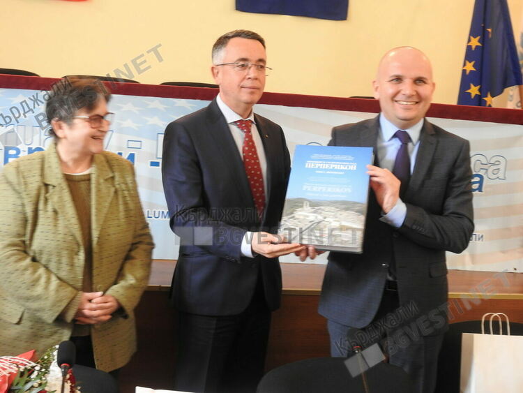 Откриха Месеца на Америка в Кърджали с лекция на президента на АЛДЕ Илхан Кючюк