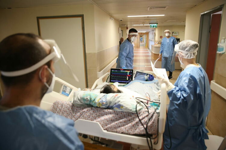 Израел регистрира рекорден брой тежки случаи с COVID-19