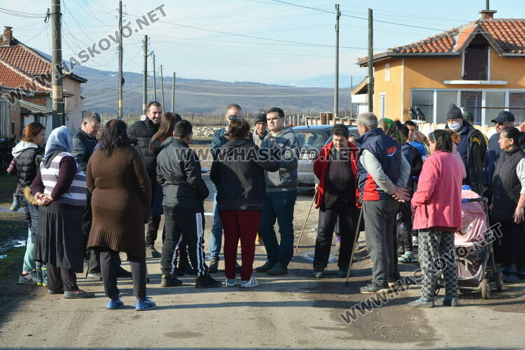 Десетки скочиха в защита на мъж, убил куче след като му удуши кокошката