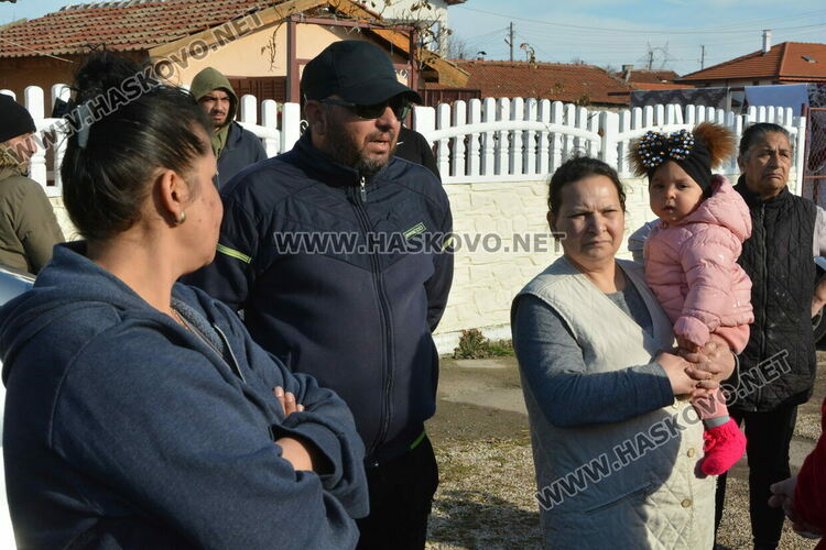 Десетки скочиха в защита на мъж, убил куче след като му удуши кокошката