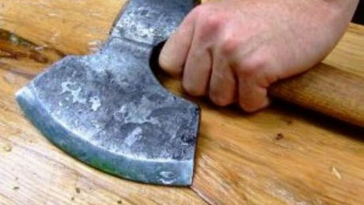 Баща и син нападнаха жена с брадва в роднинска свада