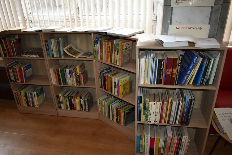 Откриха библиотечен кът, посветен на акад. Благовест Сендов 