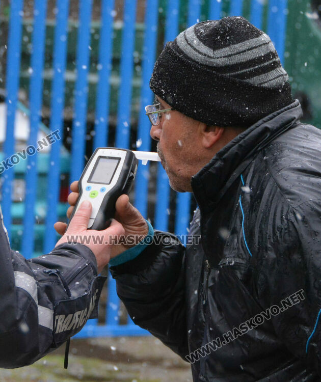 Водач без книжка не спря на „Стоп“ и се заби във Фолксваген 