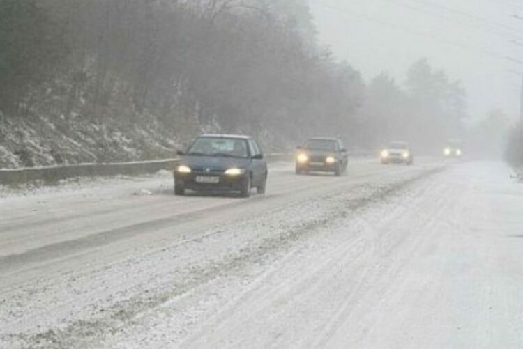 Жълт код за силен вятър, над 30 см е падналият сняг