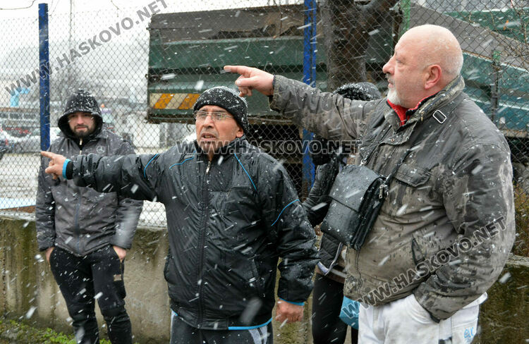 Водач без книжка не спря на „Стоп“ и се заби във Фолксваген 