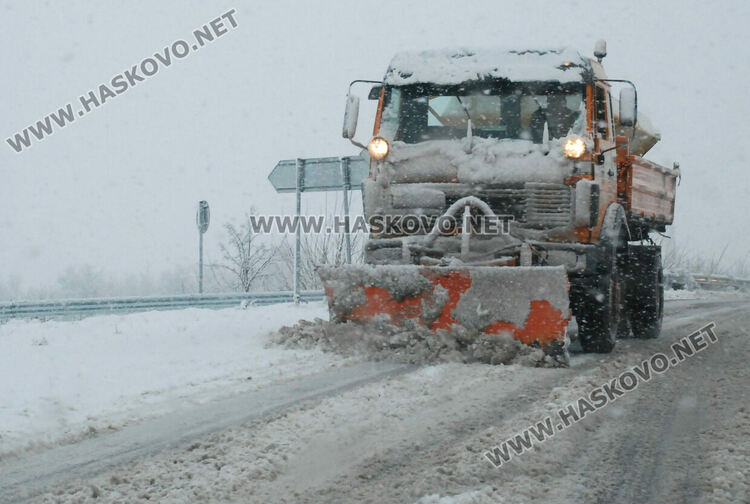 19 машини в действие заради снега по републиканските пътища в областта