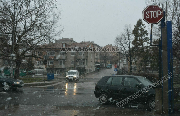 Водач без книжка не спря на „Стоп“ и се заби във Фолксваген 