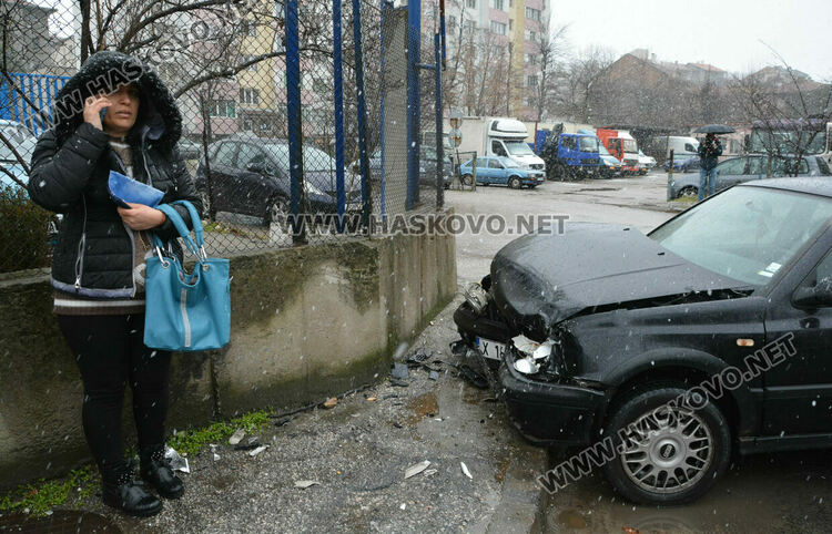 Водач без книжка не спря на „Стоп“ и се заби във Фолксваген 