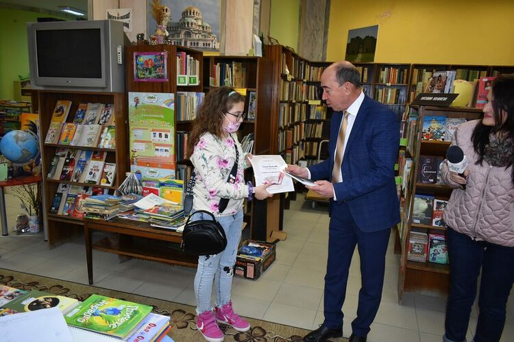 Елмира Кадир е "Читател на годината - 2021 г." сред децата (снимки)