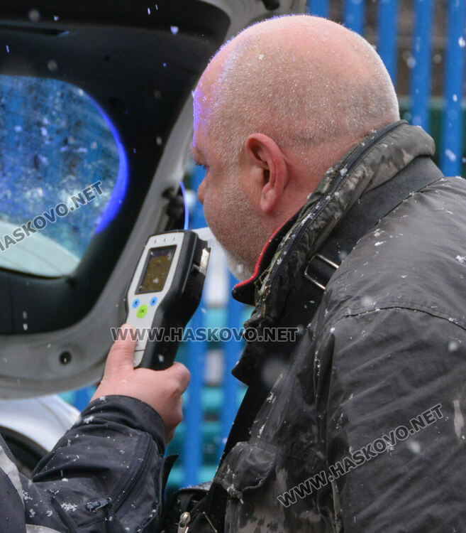 Водач без книжка не спря на „Стоп“ и се заби във Фолксваген 