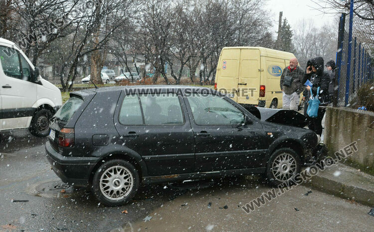 Водач без книжка не спря на „Стоп“ и се заби във Фолксваген 