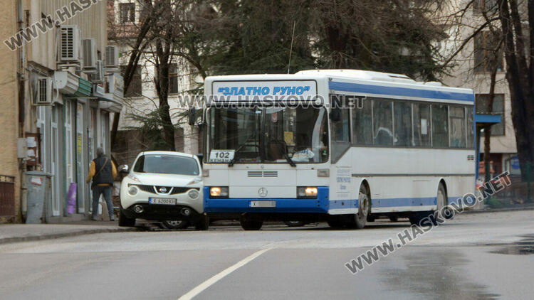 Автобус премаза ръката на хасковлийка, слизаща на спирка