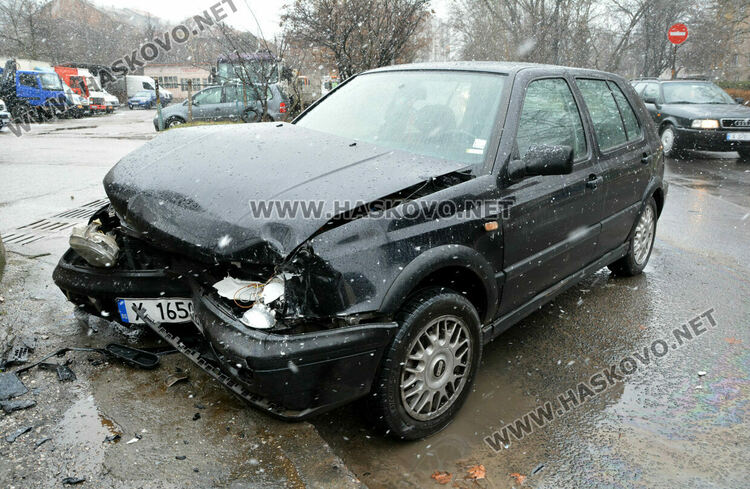 Водач без книжка не спря на „Стоп“ и се заби във Фолксваген 