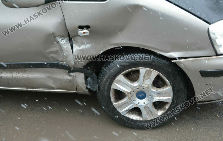 Водач без книжка не спря на „Стоп“ и се заби във Фолксваген 