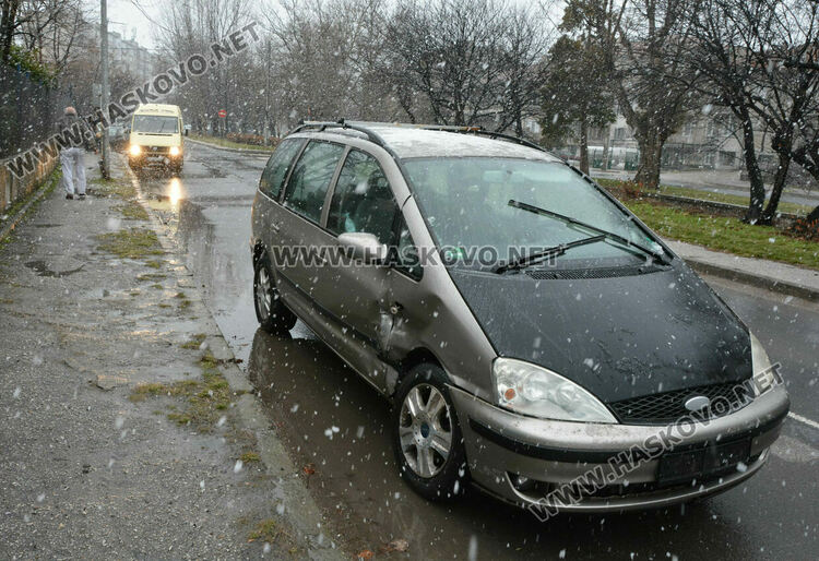 Водач без книжка не спря на „Стоп“ и се заби във Фолксваген 