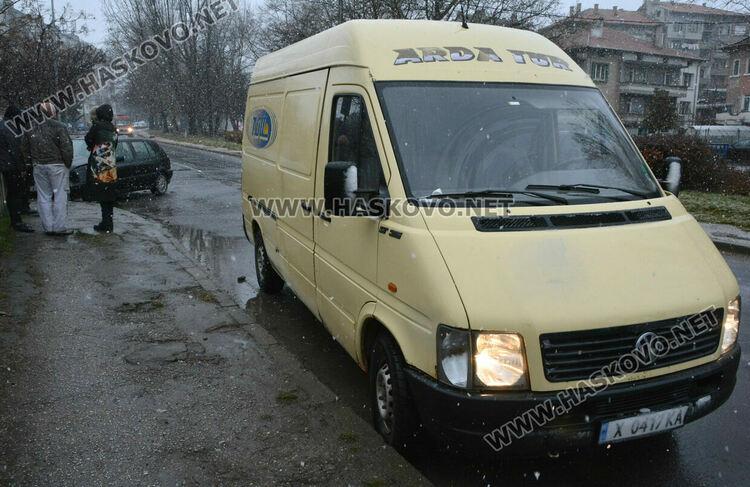 Водач без книжка не спря на „Стоп“ и се заби във Фолксваген 