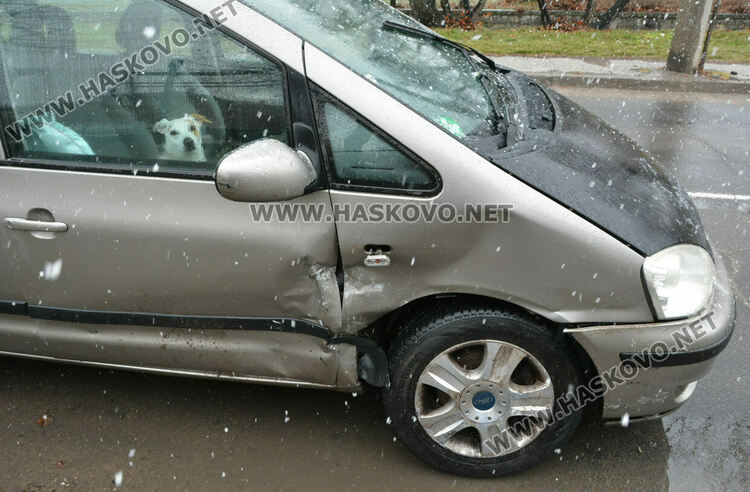 Водач без книжка не спря на „Стоп“ и се заби във Фолксваген 