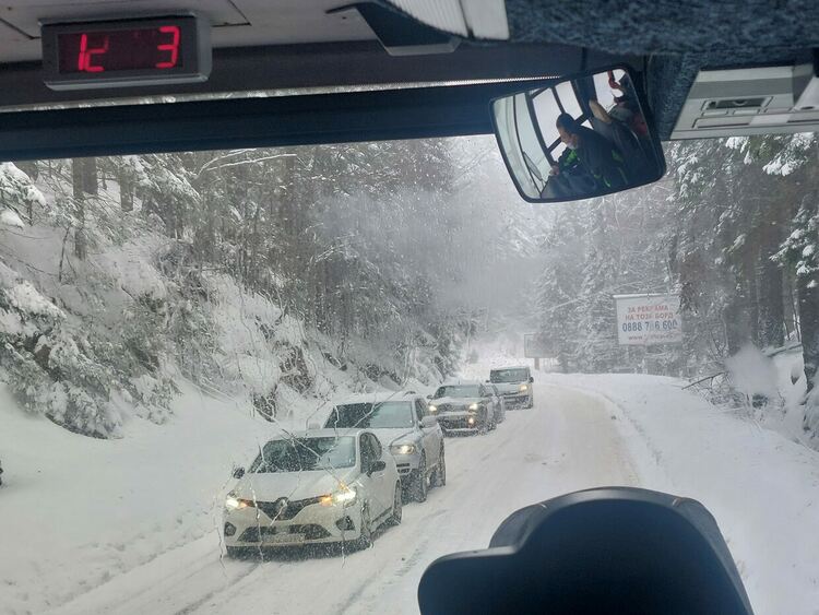 Въведоха ограничения по родопските проходи за товарни автомобили, край Чепеларе спират за вериги