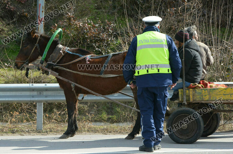 Глобиха водач на димящ автомобил и каруцар в нарушение край Хасково