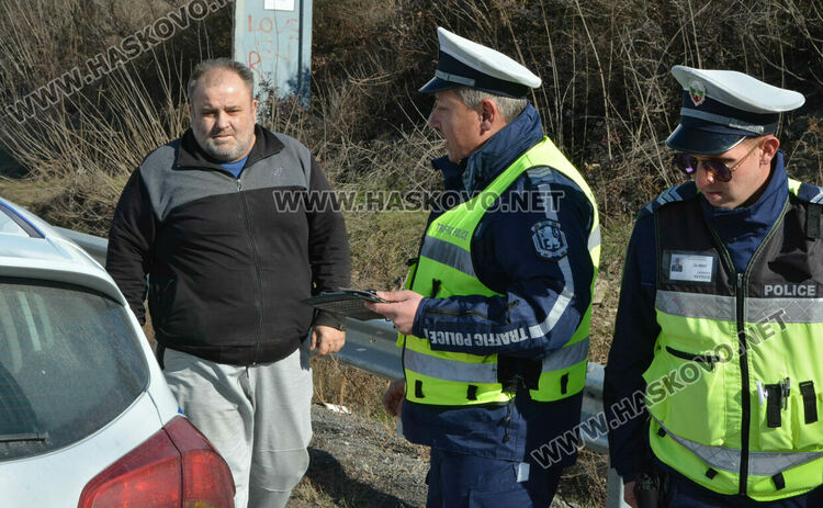 Глобиха водач на димящ автомобил и каруцар в нарушение край Хасково