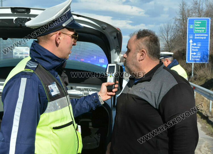 Глобиха водач на димящ автомобил и каруцар в нарушение край Хасково