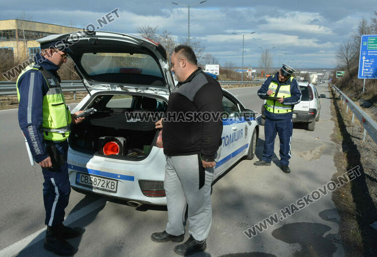 Глобиха водач на димящ автомобил и каруцар в нарушение край Хасково