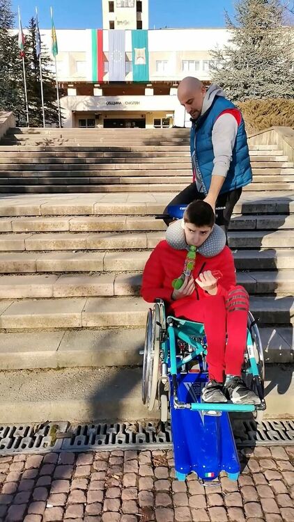 Александър вече може да "изкачва" стълби, благодарение на родопчани