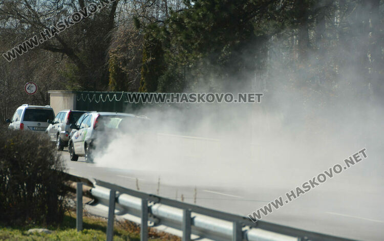 Глобиха водач на димящ автомобил и каруцар в нарушение край Хасково