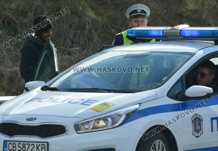 Глобиха водач на димящ автомобил и каруцар в нарушение край Хасково