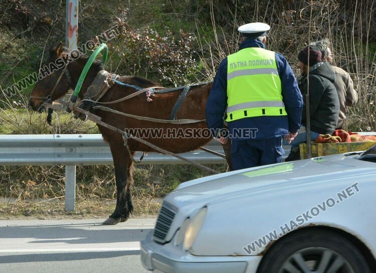 Глобиха водач на димящ автомобил и каруцар в нарушение край Хасково