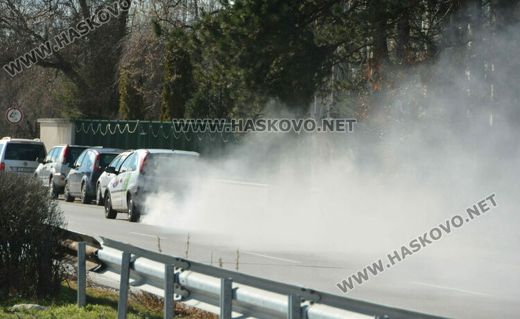 Глобиха водач на димящ автомобил и каруцар в нарушение край Хасково